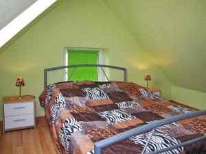 VerchenにあるHoliday Home Am See II by Interhomeの緑の壁、ベッド付きのベッドルーム1室