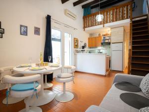 ル・グロー・デュ・ロワにあるHoliday Home Les Maisons de la Plage-4 by Interhomeのキッチン、リビングルーム(テーブル、椅子付)
