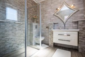 Apartment & Rooms Duja في زاتون: حمام مع دش ومغسلة ومرآة