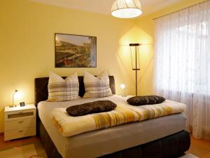 1 dormitorio con 1 cama con 2 almohadas en Apartment Am Weinberg by Interhome, en Bad Dürkheim