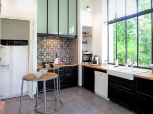 Kuchyň nebo kuchyňský kout v ubytování Holiday Home La Vertheuillaise - VHL100 by Interhome