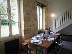 En restaurang eller annat matställe på Holiday Home La Vertheuillaise - VHL100 by Interhome
