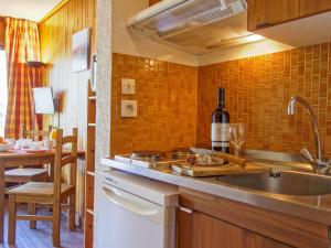 eine Küche mit einer Spüle und einer Arbeitsplatte in der Unterkunft Apartment Les Pistes-3 by Interhome in Tignes