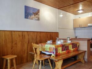 una cucina con tavolo e scatola di Apartment Le 2100 A et B - Lavachet-7 by Interhome a Tignes Altre 20 foto