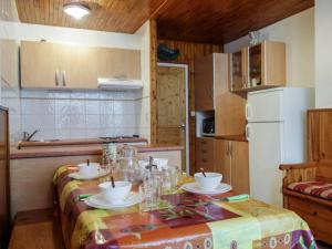 una cucina con tavolo, ciotole e bicchieri di Apartment Le 2100 A et B - Lavachet-7 by Interhome a Tignes