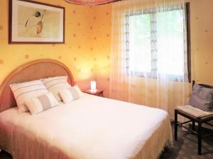 1 dormitorio con cama, ventana y silla en Holiday Home La Rose des Sables by Interhome en Arès
