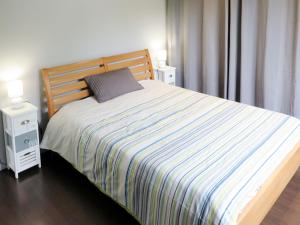ヴァンデ・モンタリヴェにあるHoliday Home Les Pins de l'Océan - MVT195 by Interhomeのベッドルーム1室(大型ベッド1台、ストライプ毛布付)