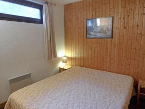 1 dormitorio con cama y ventana en Apartment Champraz-7 by Interhome, en Chamonix-Mont-Blanc