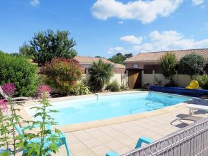 uma grande piscina num quintal com plantas em Holiday Home Tuilières - CME100 by Interhome em Cissac-Médoc