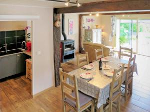 eine Küche und ein Esszimmer mit einem Tisch und Stühlen in der Unterkunft Holiday Home Tuilières - CME100 by Interhome in Cissac-Médoc