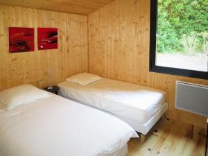 Ένα ή περισσότερα κρεβάτια σε δωμάτιο στο Holiday Home Les Bains Douche - SUL180 by Interhome