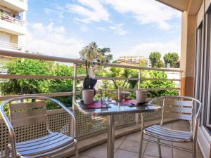 een tafel en stoelen op een balkon met uitzicht bij Apartment Felicita by Interhome in Cros-de-Cagnes