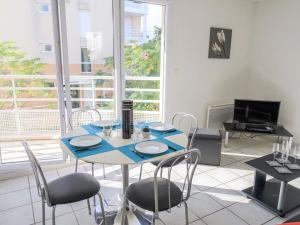 een eetkamer met een blauwe tafel en stoelen bij Apartment Felicita by Interhome in Cros-de-Cagnes