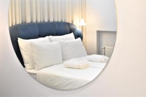 Postel nebo postele na pokoji v ubytování Korpa Deli Rooms SPA