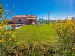 una pequeña casa de piedra con patio y piscina en Holiday Home La Capannina by Interhome, en La Croce