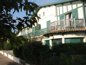 een gebouw met een balkon aan de zijkant bij Studio Las Delicias by Interhome in Cap-Ferret