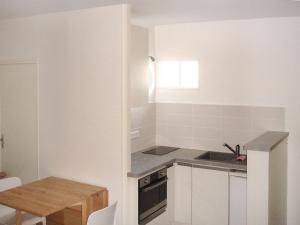 カップ・フェレにあるStudio Las Delicias by Interhomeのシンクとテーブルのある小さなキッチン