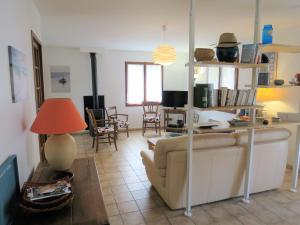 ein Wohnzimmer mit Sofa und Tisch in der Unterkunft Holiday Home Caberal by Interhome in Soulac-sur-Mer + 13 Fotos