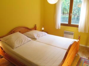 オータンにあるHoliday Home L'Orée du Bois - HUT100 by Interhomeのベッドルーム1室(白いシーツが敷かれた大型ベッド1台、窓付)