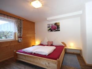 een slaapkamer met een bed in een kamer met een raam bij Holiday Home Ötztal by Interhome in Oetz
