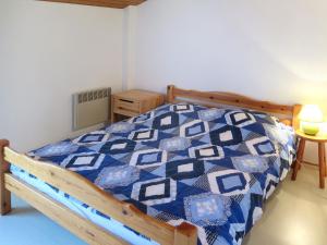 ビスカロッス・プラージュにあるHoliday Home Les Marines - BPL410 by Interhomeのベッドルーム1室(青と白のキルトのベッド1台付)