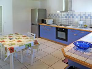 メサンジュにあるHoliday Home Le Moïsan - MES120 by Interhomeのキッチン(テーブル、冷蔵庫付)