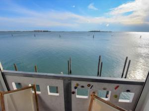 vista sull'oceano dal retro di una barca di Apartment Iris by Interhome a Venezia