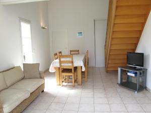 Televisyen dan/atau pusat hiburan di Holiday Home Résidence Dune Blanche - Sable by Interhome