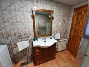 Casa La Plazuelilla في تشينتشون: حمام مع حوض ومرآة