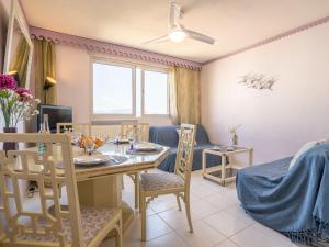 uma cozinha e sala de jantar com mesa e cadeiras em Apartment Plein Soleil by Interhome em Nice