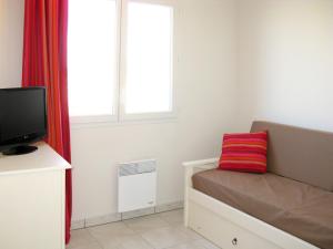 ビスカロッス・プラージュにあるHoliday Home Résidence Indigo II - BPL325 by Interhomeのベッドルーム(ベッド1台、テレビ、窓付)