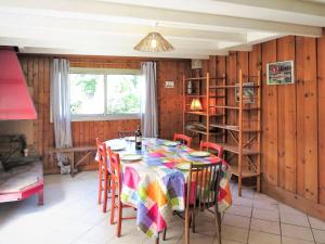 une salle à manger avec une table et un tissu de table coloré dans l'établissement Holiday Home Castagney by Interhome, à Gaillan-en-Médoc