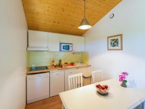 een keuken met een tafel met daarop een schaal fruit bij Apartment Les Cottages du Lac T2 by Interhome in Parentis-en-Born
