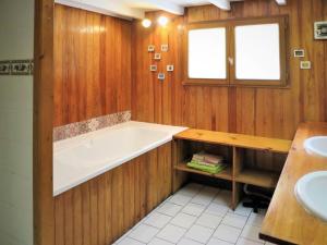een badkamer met een bad en een wastafel bij Holiday Home Castagney by Interhome in Gaillan-en-Médoc