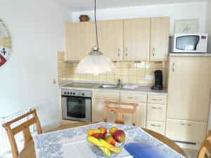 uma cozinha com uma mesa com uma taça de fruta em Apartment Dehne-1 by Interhome em Norddeich