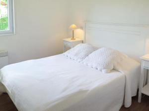 מיטה או מיטות בחדר ב-Holiday Home Les Cottages du Lac M3 by Interhome