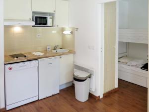 eine kleine Küche mit Spüle und Toilette in der Unterkunft Apartment Les Cottages du Lac T1 by Interhome in Parentis-en-Born + 18 Fotos