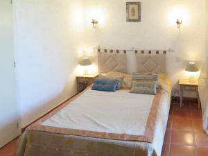 מיטה או מיטות בחדר ב-Holiday Home Roque Piquet by Interhome
