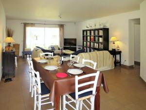 uma sala de jantar e sala de estar com mesa e cadeiras em Holiday Home Mimosa - SUL135 by Interhome em Soulac-sur-Mer