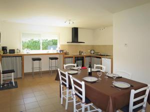 uma sala de jantar com uma mesa e cadeiras numa cozinha em Holiday Home Mimosa - SUL135 by Interhome em Soulac-sur-Mer