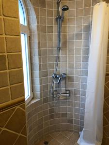 A bathroom at COZY, Beach House , by MAHBOVILLAS