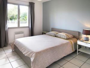 オータンにあるHoliday Home Les Chênes - HUT123 by Interhomeのベッドルーム(大型ベッド1台、窓付)