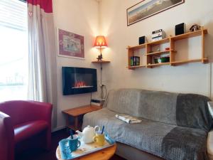 - un salon avec un canapé et une télévision dans l'établissement Apartment Le Chailloud-2 by Interhome, à Chamonix-Mont-Blanc