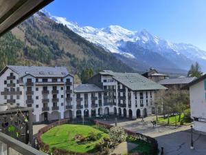 - une vue sur un hôtel avec des montagnes en arrière-plan dans l'établissement Apartment Le Chailloud-2 by Interhome, à Chamonix-Mont-Blanc