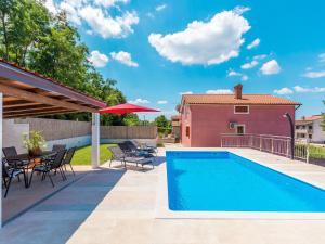 Bazén v ubytování Holiday Home Villa Laura by Interhome nebo v jeho okolí