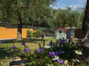 Corsanico-BargecchiaにあるHoliday Home Le Bozzelle by Interhomeの鳥居と花の庭園