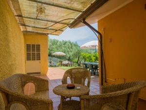 Corsanico-BargecchiaにあるHoliday Home Le Bozzelle by Interhomeの庭の景色を望むパティオ(籐の椅子、テーブル付)