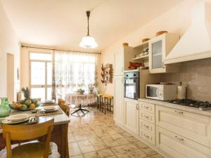Kuchyň nebo kuchyňský kout v ubytování Holiday Home Il Frantoio by Interhome