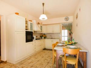 Kuchyň nebo kuchyňský kout v ubytování Holiday Home Il Frantoio by Interhome