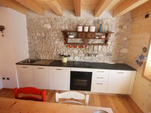 Kuchyň nebo kuchyňský kout v ubytování Apartment Albergo Diffuso - Cjasa Ustin-1 by Interhome